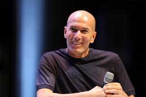 高價(jià)買(mǎi)票啥都沒(méi)！RMC：齊達(dá)內(nèi)出席活動(dòng)引混亂，簽名會(huì)直接被取消