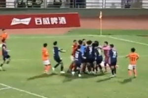 川超有球員被踩中踝關(guān)節(jié)骨裂，引發(fā)雙方球員沖突