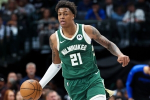 上賽季場(chǎng)均2.9分1.1板！Scotto：雄鹿裁掉24年33號(hào)秀泰勒-史密斯