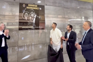 青訓(xùn)的驕傲！比利亞雷亞爾為金球先生羅德里舉行畫像揭幕儀式