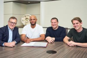 間隔8任主帥！孔帕尼是15年來首位續(xù)約的拜仁主帥，上次是范加爾