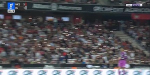 鬧烏龍！因誤將球迷反恐口號聽成恐同口號，法甲裁判中斷比賽