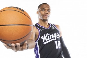 尤班克斯贊威少：他一進更衣室我們就感覺到了不一樣的能量