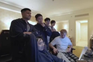 我們要打T1~100T隊(duì)員看抽簽：噢！我媽媽私信我“打T1祝你好運(yùn)”