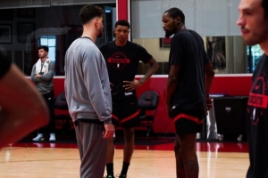 明天客戰(zhàn)衛(wèi)冕冠軍雷霆！火箭曬訓(xùn)練照：杜蘭特申京賈巴里同框