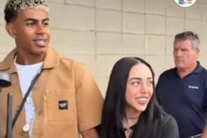 如膠似漆！亞馬爾出席活動(dòng)與女友大秀恩愛，兩人面對(duì)鏡頭十指緊扣