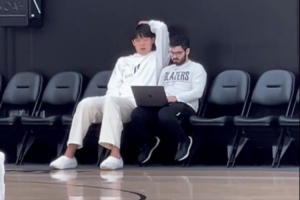 英語進(jìn)步很大！楊瀚森和助教看錄像 翻譯一直不在全程靠自己！