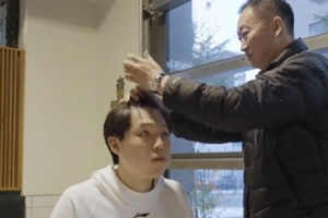 楊瀚森找了家30美刀的理發(fā)館？劉維偉：我?guī)Ъ糇觼淼?我給你剪
