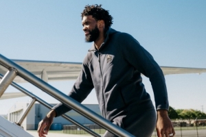 客戰(zhàn)綠軍！76人登機(jī)照：恩比德微笑心情不錯(cuò) 烏布雷粉色拖鞋亮眼