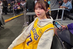 坐老詹身后的美女是誰？日本性感女星！身材犯規(guī)！還是庫里球迷？