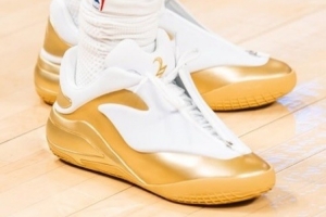 總冠軍特別配色！亞歷山大揭幕戰(zhàn)上腳白金配色簽名鞋