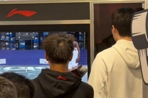 楊瀚森和球迷打2K單挑 球迷使用楊瀚森本尊 小楊用馬魯阿奇迎戰(zhàn)