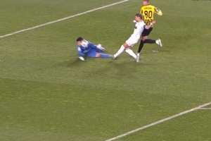 硬漢！凱拉特門將頭擋單刀+兩度神撲大衛(wèi)-路易斯 歐冠5撲救獲10分