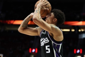 施羅德：克利福德閱讀比賽的能力很強&有自己的節(jié)奏 傳球也非常棒