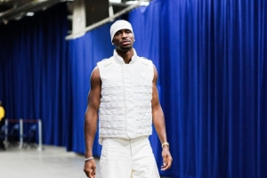 穿搭MVP回歸！亞歷山大入場(chǎng)穿搭一身全白裝扮