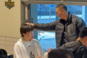 師徒重聚！劉維偉和楊瀚森見面上演摸頭殺 明日現(xiàn)場(chǎng)觀戰(zhàn)小楊首秀