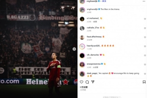 終結(jié)4連??！利物浦隊(duì)長(zhǎng)范戴克社媒曬向球迷謝場(chǎng)照：球場(chǎng)中的男人