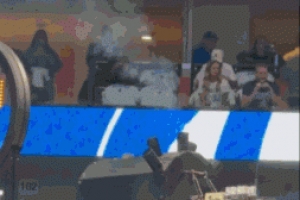 獨行俠馬刺籃球架上方煙花機(jī)疑似起火  比賽開始后還在冒煙