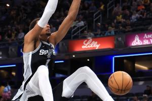 名記：文班已經(jīng)在純純玩弄濃眉了！聯(lián)盟其他人麻煩大了