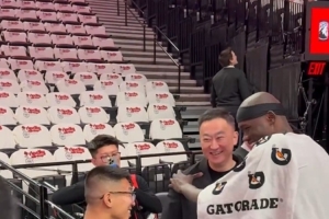 師徒重聚！劉維偉現(xiàn)身開拓者球館 與前青島男籃外援里斯寒暄