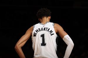 第一場就炸了！文班成為NBA歷史第6個賽季首戰(zhàn)至少40+15籃板球員