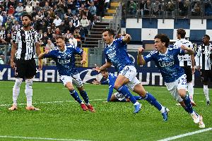 衛(wèi)報：巴薩與黃潛的海外賽被取消后，米蘭與科莫的海外比賽或泡湯