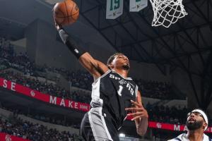 今日最佳照片？文班突破迎著濃眉的防守上演恐怖掄扣！