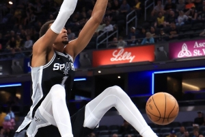 半場(chǎng)21分8板！媒體人：我懷疑文班根本就是在打著玩 還有王法嗎