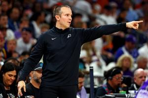 主帥奧特取得執(zhí)教首勝！布克：球隊(duì)給他做了家人向其祝賀的視頻