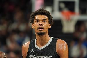 征服客場(chǎng)！名記：文班亞馬罰球時(shí) 獨(dú)行俠主場(chǎng)球迷對(duì)其喊MVP