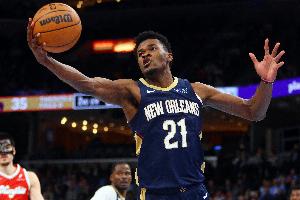 疑似跟腱受傷！米西搶板后痛苦倒地 抱著自己的右腿跟腱部位