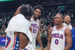 球隊(duì)新寵！埃奇庫(kù)姆首秀34分 采訪時(shí)恩比德馬克西等人潑水慶祝