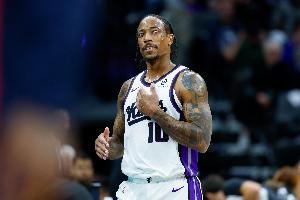 攻防亮眼！德羅贊半場填滿數(shù)據(jù)欄 7中6拿到14分3板6助2斷2帽！