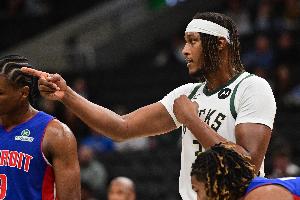 手感一般但表現(xiàn)全面！特納常規(guī)賽首秀12中4拿11分 另有8板5助3帽