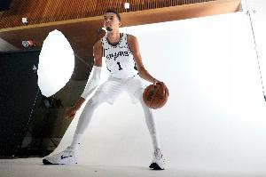 媒體人：可憐的弗拉格首秀碰上少林怪僧 文班好像沒使全力