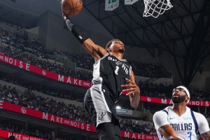 長(zhǎng)江后浪推前浪！上一位揭幕戰(zhàn)砍40+15的是文班今天對(duì)位的濃眉