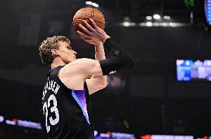 還是有實(shí)力的！馬爾卡寧13中8&三分7中4拿到20分 另有6板5助