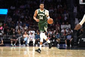 輕輕松松！字母哥首節(jié)4中3拿下6分3板2助