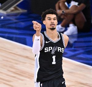 巔峰的你能防文班嗎？考辛斯：不可能 他根本沒法防