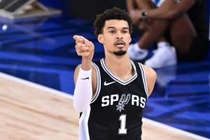 首戰(zhàn)表現(xiàn)炸裂！“文班亞馬爆砍40分”詞條登上微博熱搜榜第5位