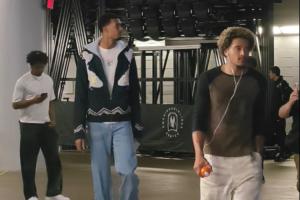 小吧在達(dá)拉斯帶來現(xiàn)場報道近距離看2米24的文班是什么體驗？