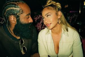 哈登撩妹：跟朋友要電話 早上8點(diǎn)連打5次還開(kāi)視頻 女友稱他不會(huì)撩