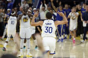 眾志成城！庫里連砍16分拖入加時(shí) 勇士終結(jié)陣容加時(shí)賽5人都得分！