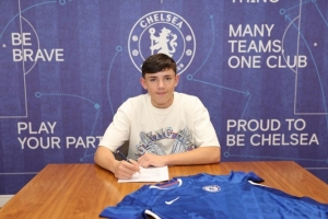 官方：切爾西與17歲中場(chǎng)雷吉-沃爾什簽下職業(yè)合約