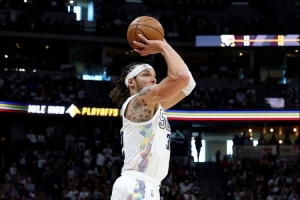 天道酬勤！戈登生涯三分命中率僅33.1% 上季43.6% 今天上半場7中7