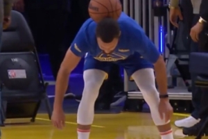 庫(kù)里大秀足球技巧脖子接球 logo shot穩(wěn)穩(wěn)命中