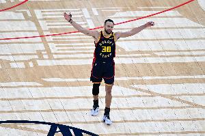 庫(kù)里42+6+7&連中關(guān)鍵球！媒體人：看一場(chǎng)少一場(chǎng) 時(shí)間走得慢一些吧