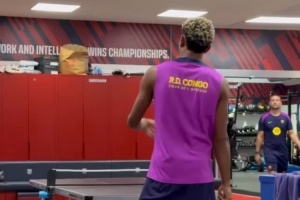 技高一籌！亞馬爾曬與科亨打乒乓球視頻，配文調(diào)侃：我的兒子