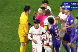 白忙活！亞泰門將拖延時(shí)間染黃，隨后示意抽筋被主裁指著鼻子警告