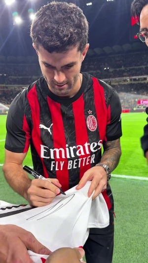 吳彥祖現(xiàn)場(chǎng)觀戰(zhàn)米蘭，賽前與普利西奇交流并獲贈(zèng)11號(hào)球衣